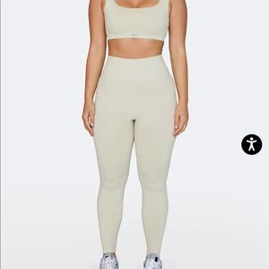 Set active leggings in color oat milk!